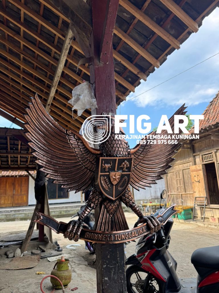 Garuda tembaga ukir
